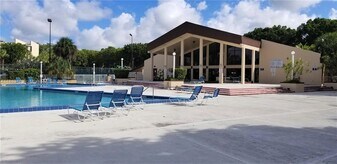 14201 N Kendall Dr in Miami, FL - Building Photo