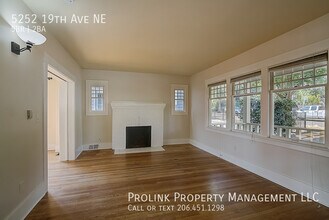 5252 19th Ave NE in Seattle, WA - Building Photo - Building Photo