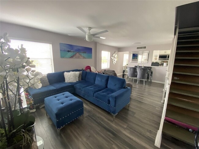 1570 W 46th St in Hialeah, FL - Foto de edificio - Building Photo