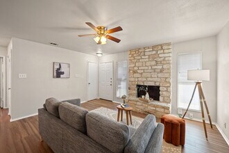 703 Country Aire Dr, Unit A in Round Rock, TX - Building Photo - Building Photo