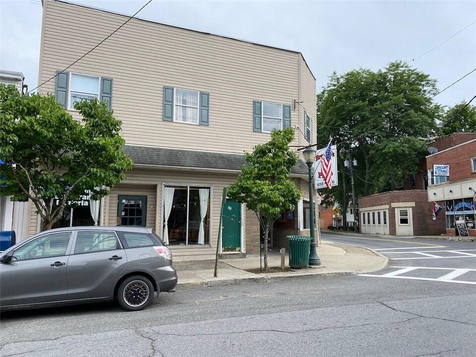 86 Vineyard Ave-Unit -2 in Highland, NY - Building Photo