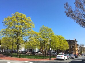 75 Putnam St, Unit 1 in Boston, MA - Foto de edificio - Building Photo