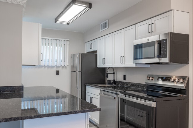 Eton Square Apartments & Townhomes in Birmingham, MI - Foto de edificio - Interior Photo