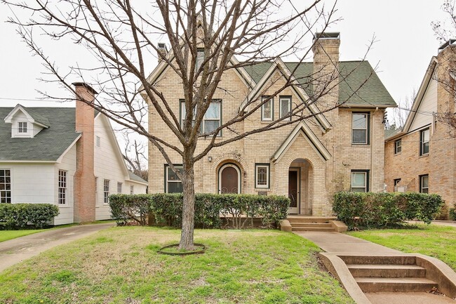 property at 5924 La Vista Dr