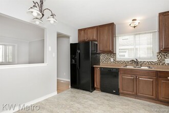 357 Massoit St in Clawson, MI - Building Photo - Building Photo