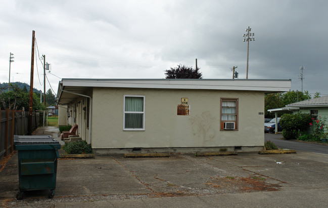 1101 J St in Springfield, OR - Building Photo - Building Photo