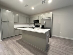 469 Westgate Wy in Mary Esther, FL - Foto de edificio - Building Photo