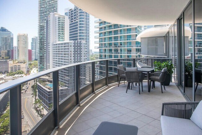 1000 Brickell Plz, Unit 2201 in Miami, FL - Building Photo - Building Photo