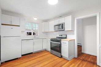 5 Wood Ct-Unit -Unit 2 in Plymouth, CT - Foto de edificio - Building Photo
