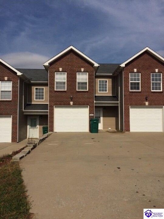 151 Darby Woods Ct in Radcliff, KY - Building Photo