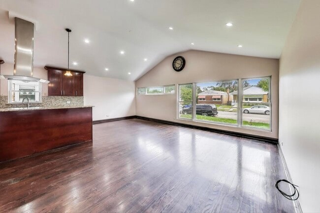 6544 N Albany Ave in Chicago, IL - Building Photo - Building Photo