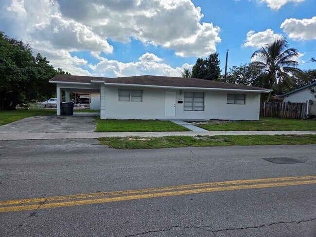 7200 Charleston St in Hollywood, FL - Building Photo - Building Photo
