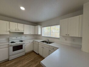 5331 Bakersfield St in San Antonio, TX - Foto de edificio - Building Photo