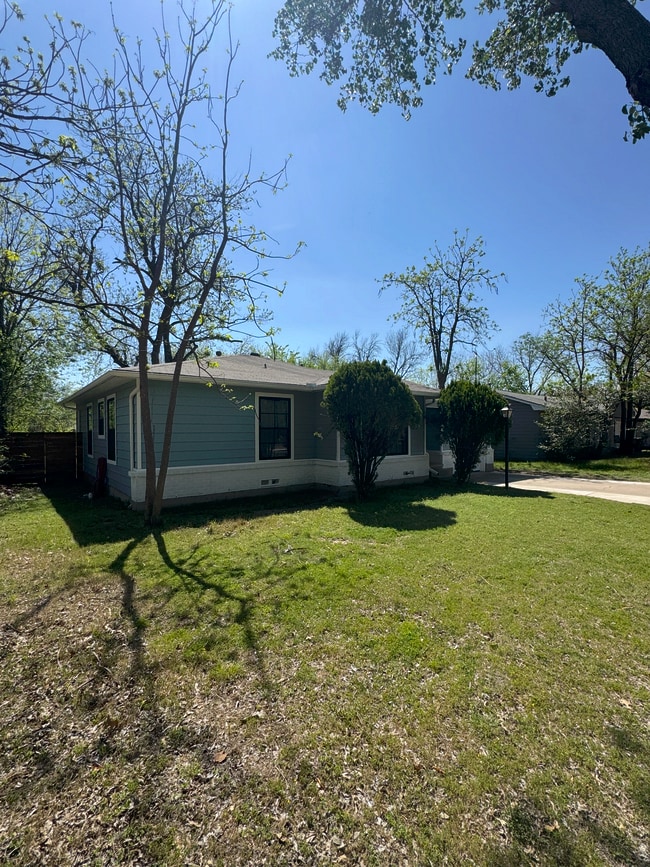 1007 Emery St in Denton, TX - Building Photo - Building Photo