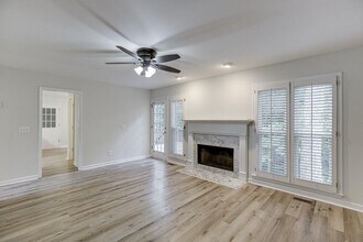 6655 Lake Run Dr in Flowery Branch, GA - Building Photo - Building Photo