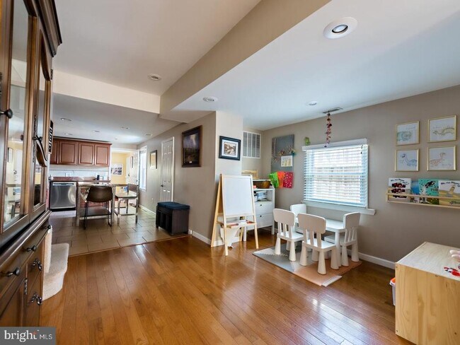 1025 E Columbia Ave in Philadelphia, PA - Building Photo - Building Photo