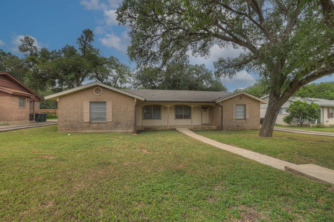 334-336-336 Craddock Ave in San Marcos, TX - Building Photo
