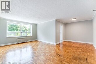 110 S Forster Park Dr in Oakville, ON - Building Photo - Building Photo