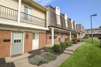 Village East in Franklin, OH - Foto de edificio - Building Photo