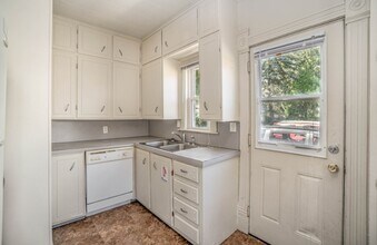 212 W Locust St in Mt. Pleasant, MI - Building Photo - Building Photo