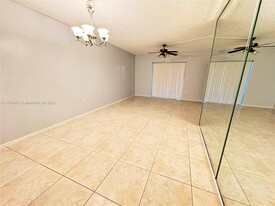 174 NW 92nd Ave in Pembroke Pines, FL - Building Photo - Building Photo