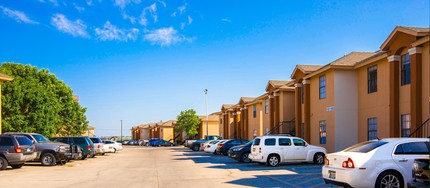 Villas Laredo Cantera in Laredo, TX - Foto de edificio - Building Photo