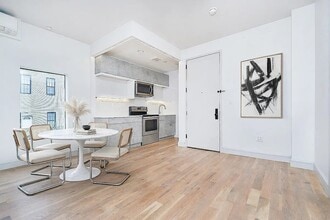 56 Frost St, Unit 1D in Brooklyn, NY - Building Photo - Building Photo