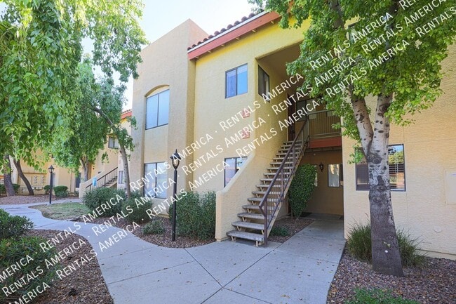 7008 E Gold Dust Ave in Paradise Valley, AZ - Foto de edificio - Building Photo