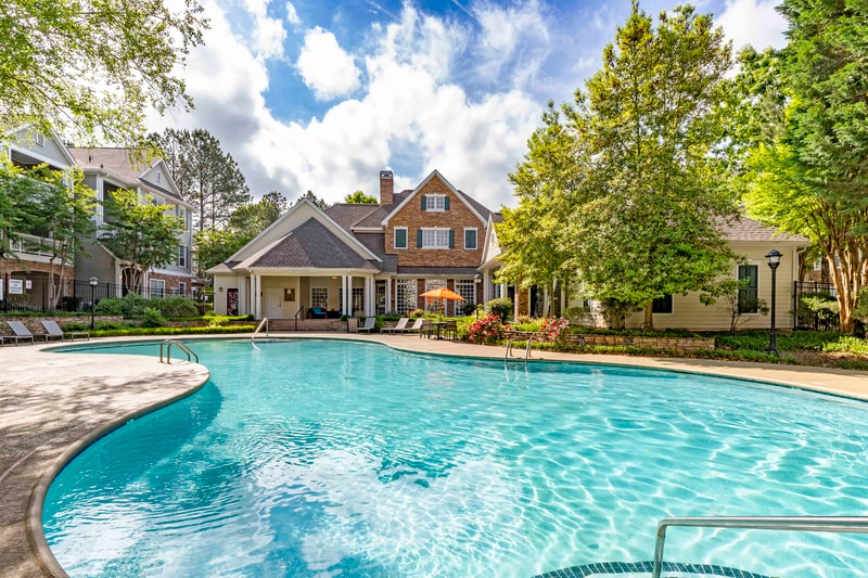 The Lodge at Mallard Creek Apartments in Charlotte, NC - Foto de edificio