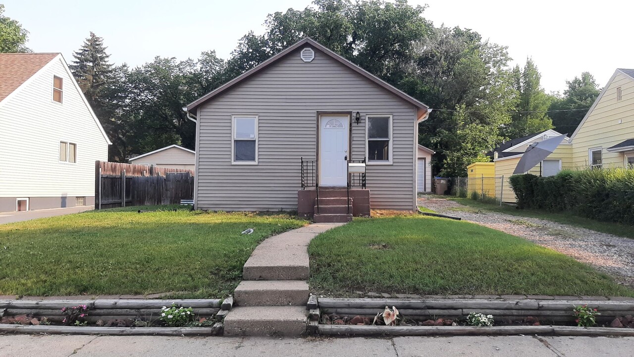 802 11th Ave NW in Minot, ND - Building Photo