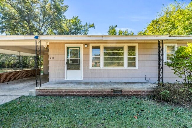 220 Rebecca Ln in Columbus, MS - Building Photo - Building Photo