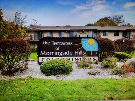 401 Cheviot Chase, Unit #1 in Waukesha, WI - Building Photo