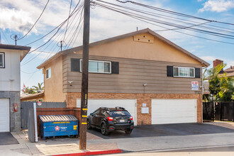 7722 Cypress Dr in Huntington Beach, CA - Foto de edificio - Building Photo