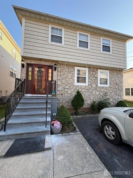 31 Beverly St, Unit 2nd f in Carteret, NJ - Building Photo