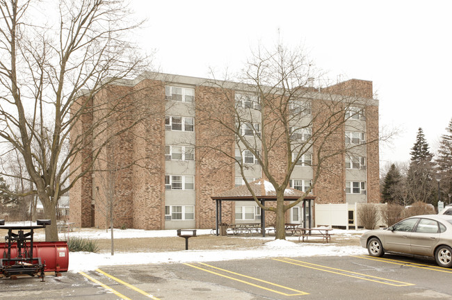 McNamara Towers II in Livonia, MI - Foto de edificio - Building Photo