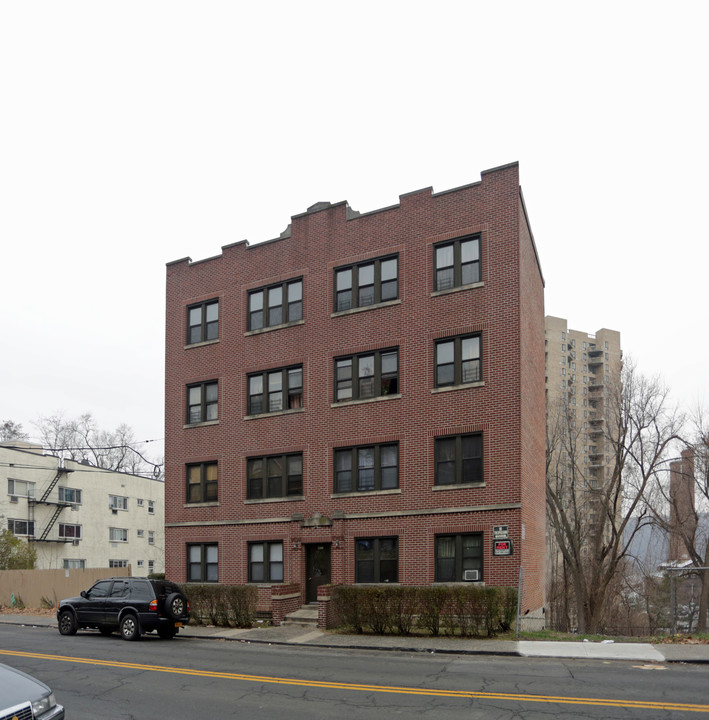 411 Warburton Ave in Yonkers, NY - Foto de edificio