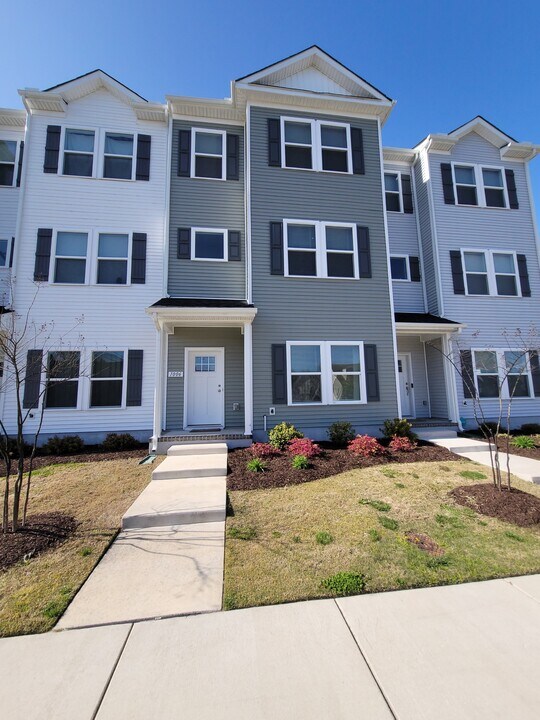 1006 Fishermans Rd in Norfolk, VA - Building Photo