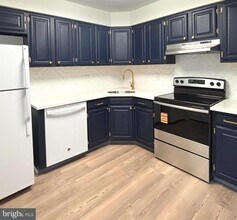 5 Neville Ct in Washington Township, NJ - Foto de edificio - Building Photo