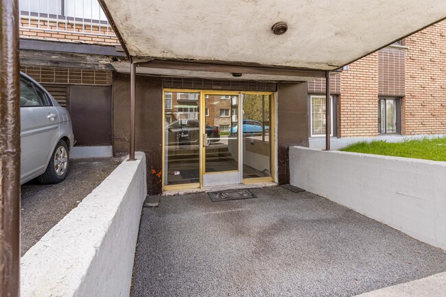 2315 Duff Court Rue in Montréal, QC - Building Photo - Building Photo