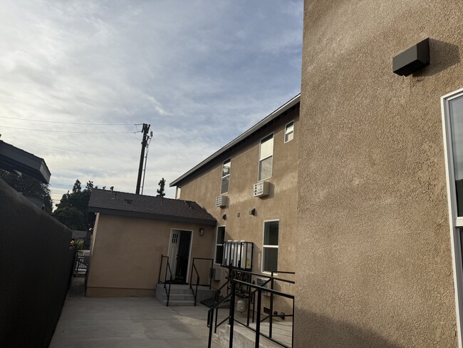 248 N 1st St, Unit 1 in La Puente, CA - Foto de edificio - Building Photo