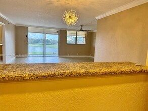 3100 W Rolling Hills Cir in Davie, FL - Building Photo - Building Photo