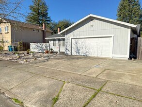 676 Rinaldo St in Santa Rosa, CA - Building Photo - Building Photo