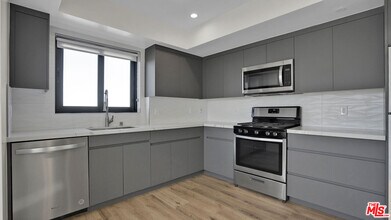 846 S Mariposa Ave in Los Angeles, CA - Building Photo - Building Photo