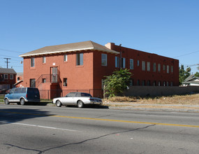 1334 N E St in San Bernardino, CA - Foto de edificio - Building Photo