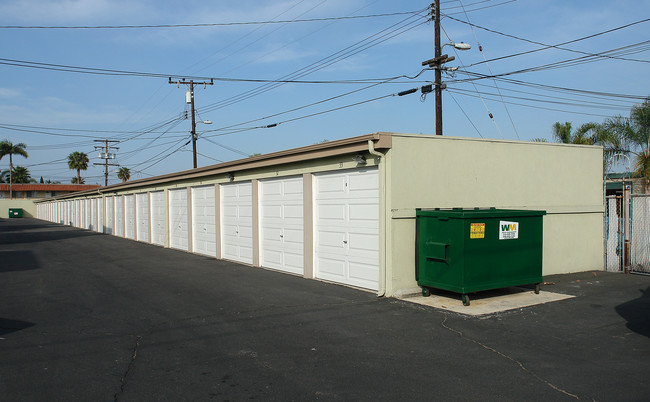 2137 Elden Ave in Costa Mesa, CA - Foto de edificio - Building Photo