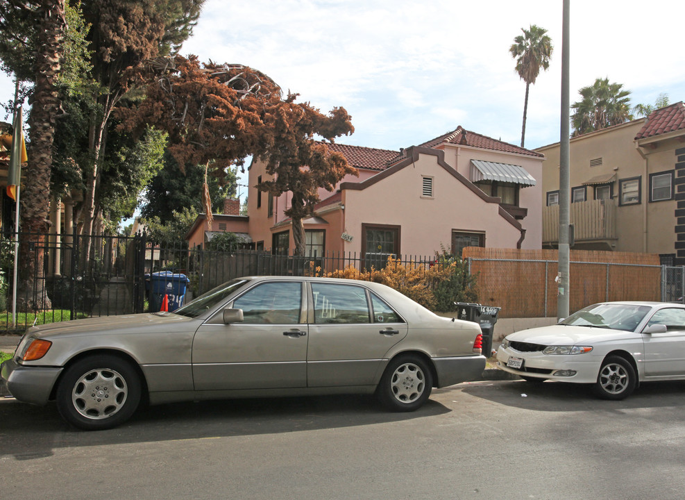 1634 N Serrano Ave in Los Angeles, CA - Foto de edificio