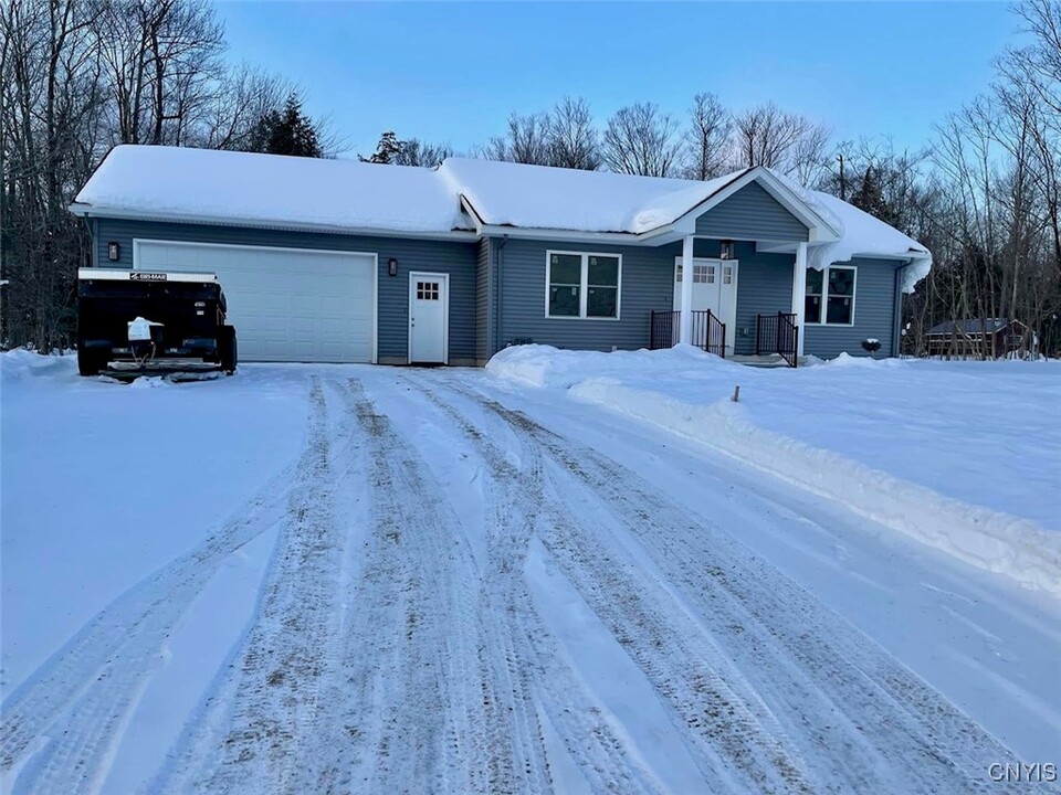 6635 Fox Rd in Marcy, NY - Building Photo