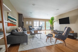 4407 Francis Ave, Unit 204 in Los Angeles, CA - Building Photo - Building Photo