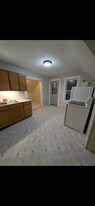 609 6th Ave NE, Unit Upper in Minot, ND - Building Photo