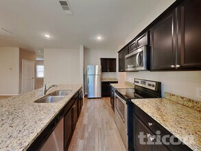 404 Willow Creek Dr, Unit C in Glenn Heights, TX - Foto de edificio - Building Photo